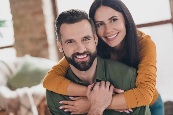 Retrato de pareja alegre amorosa atractiva abrazo pasar el día pasatiempo de vacaciones de ensueño en casa casa piso interior —  Fotos de Stock