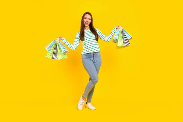 Foto de jovem alegre loja menina animado usar roupas casuais isoladas sobre fundo de cor amarela — Fotografia de Stock