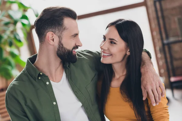 Retrato de atraente casal alegre doce abraçando gastar tempo livre ficar seguro em casa casa apartamento dentro de casa — Fotografia de Stock
