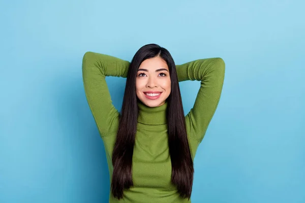 Foto von flippigen Millennial Brünette Dame suchen nach oben tragen grünen Pullover isoliert auf blauem Hintergrund — Stockfoto