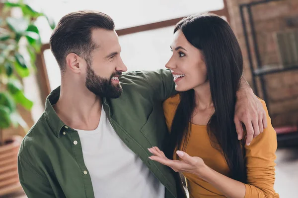 Portrait of attractive cheerful couple hugging communicating spending time weekend at home house flat indoors — Stock Photo, Image