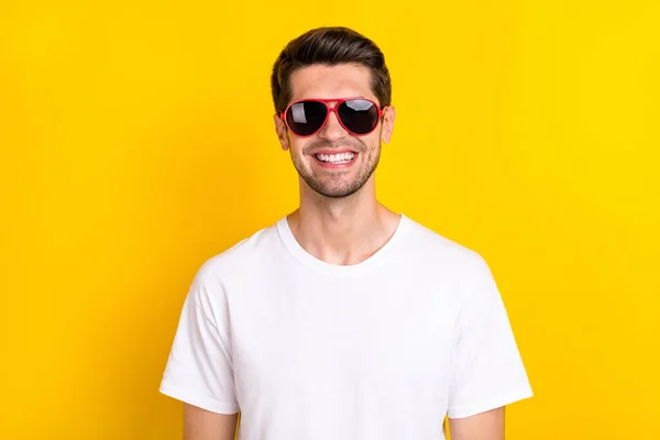 Foto di funky ragazzo brunetta millenaria indossare occhiali t-shirt isolato su sfondo di colore giallo — Foto Stock
