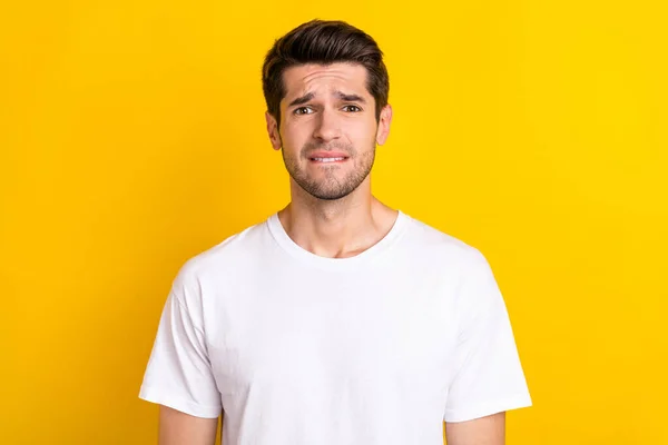 Foto di spiacente preoccupato nervoso uomo morso labbro guardare fotocamera usura bianco t-shirt isolato colore giallo sfondo — Foto Stock