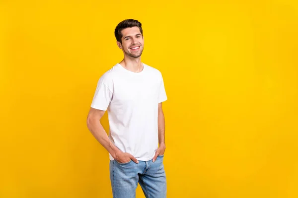 Foto van mooie jonge brunet jongen dragen casual doek geïsoleerd op gele kleur achtergrond — Stockfoto