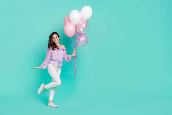Ganzkörper-Foto von netten fröhlichen Person Arm halten Luftballons zahmes Lächeln isoliert auf Krickente Farbhintergrund — Stockfoto
