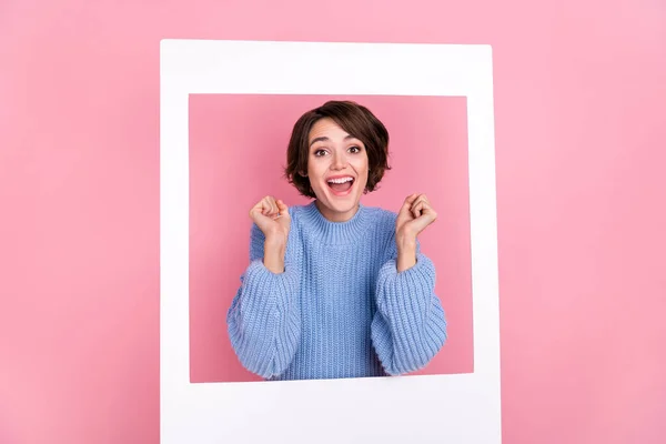 Retrato de persona alegre encantado levantar los puños celebrar el éxito tarjeta del álbum aislado en el fondo de color rosa —  Fotos de Stock