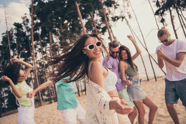 Foto de jóvenes amigos alegres se divierten bailando naturaleza fin de semana viaje playa fiesta campo al aire libre — Foto de Stock