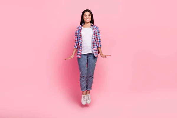 Pleine photo garçon de jeune brune dame saut porter chemise jeans chaussures isolé sur fond rose — Photo