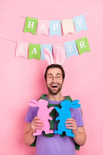 Zdjęcie śmiechu ekstatyczny człowiek otrzymać Wielkanoc obecny nosić króliczka opaska izolowane na różowym tle koloru — Zdjęcie stockowe