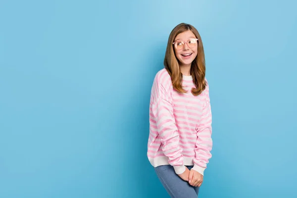 Πορτρέτο του ικανοποιημένου κοριτσιού φαίνονται ενδιαφέρον κενό χώρο ακτινοβολούν χαμόγελο απομονωμένο σε μπλε φόντο χρώμα — Φωτογραφία Αρχείου