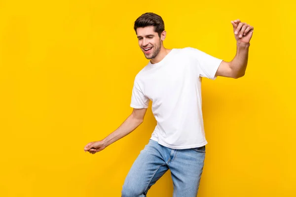 Foto di carino giovane brunetta ragazzo danza indossare un panno casual isolato su sfondo di colore giallo — Foto Stock