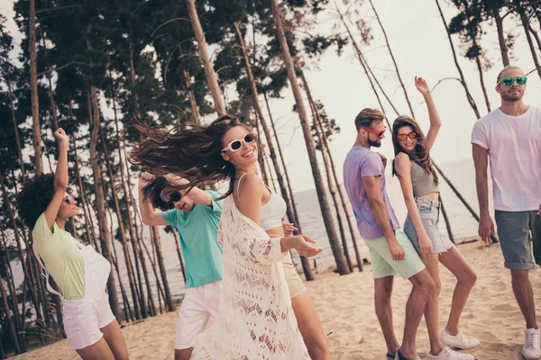 Foto positiver Tänzer Party besten Freunde genießen Strand Veranstaltung tragen Sonnenbrille lässige Kleidung Natur Sommer Strand am Meer — Stockfoto