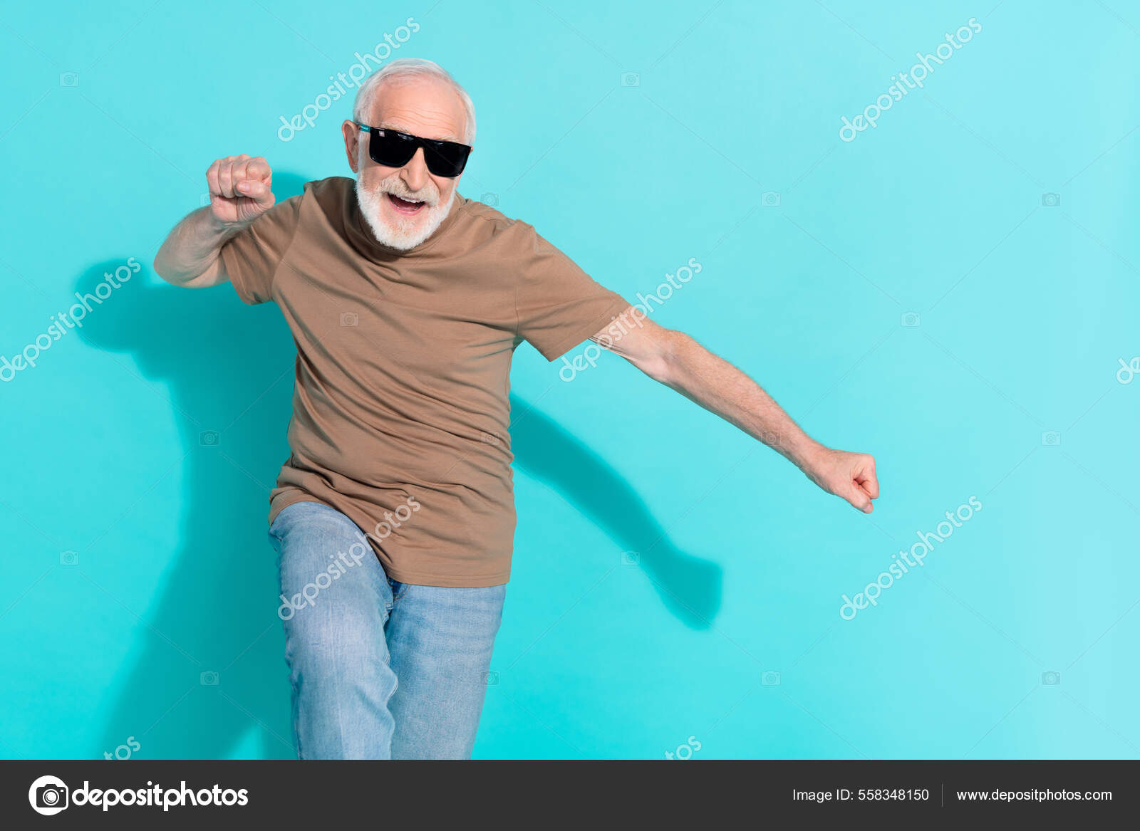 Retrato de homem de cabelos grisalhos alegre atraente usando tiara braços  dobrados isolados sobre fundo cor pastel rosa fotos, imagens de © deagreez1  #545793282