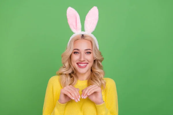 Foto von niedlichen Millennial blonde Dame tragen Ohren gelben Pullover isoliert auf grünem Hintergrund — Stockfoto