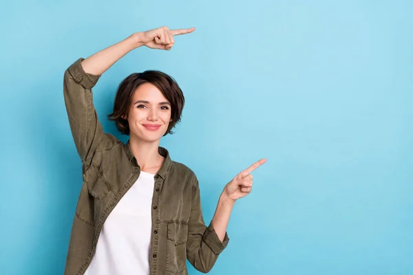 Foto de doce millennial morena senhora índice promoção desgaste camisa isolada no fundo de cor azul — Fotografia de Stock