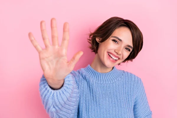 Muotokuva iloinen suloinen henkilö käsi kämmen viisi korkea viisi hammas hymy eristetty vaaleanpunainen väri tausta — kuvapankkivalokuva