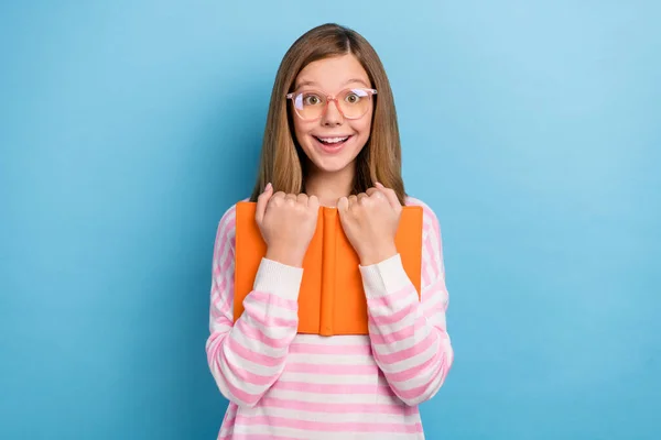 Πορτρέτο της αστείο ενθουσιασμένοι κορίτσι κρατήσει βιβλίο ματιά κάμερα toothy χαμόγελο απομονωμένο σε μπλε φόντο χρώμα — Φωτογραφία Αρχείου