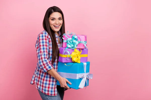 Perfil retrato de la señora impactada positiva mantenga giftbox mirada cámara aislada sobre fondo de color rosa —  Fotos de Stock