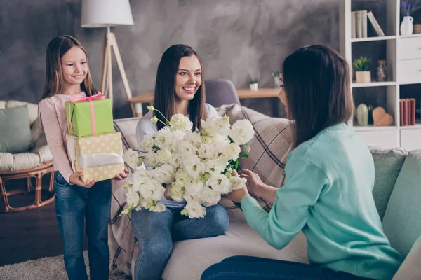 Porträtt av bedårande attraktiv glad familj som ger blommande rosor till mamma grattis 8 mars hemma — Stockfoto