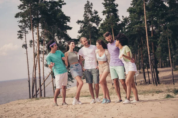 Foto de seis alegres amigos positivos que se reúnen abrazo caminar desgaste traje casual naturaleza playa —  Fotos de Stock