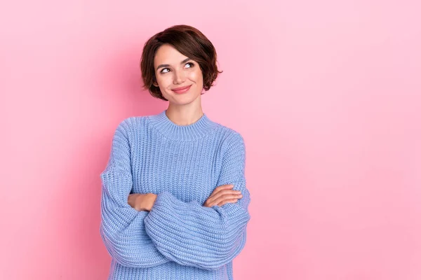 Foto van prachtig minded meisje gekruiste armen kijken lege ruimte geïsoleerd op roze kleur achtergrond — Stockfoto