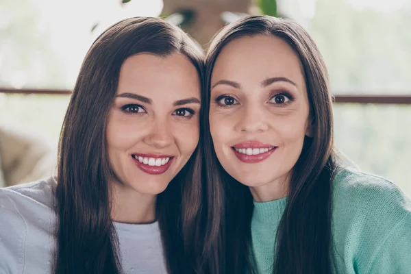 Foto van positieve vrolijke oprechte twee mensen stralen glimlach dragen casual outfit in comfortabel huis binnen — Stockfoto