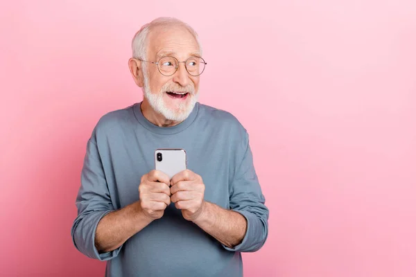 Komik, heyecanlı, emekli adam, gri süveter gözlüklü boş uzay sohbet aleti görüntüsü, izole edilmiş pembe arka plan. — Stok fotoğraf