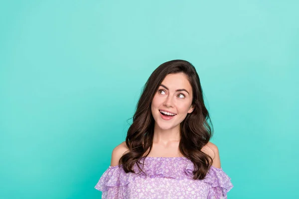 Retrato de atractiva chica alegre de pelo ondulado pensando copiar espacio en blanco aislado sobre fondo de color azul brillante — Foto de Stock