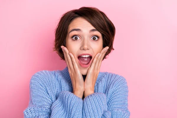 Nahaufnahme Bild der charmanten beeindruckt Dame berühren Gesicht hören gute unerwartete Nachrichten isoliert auf rosa Hintergrund — Stockfoto