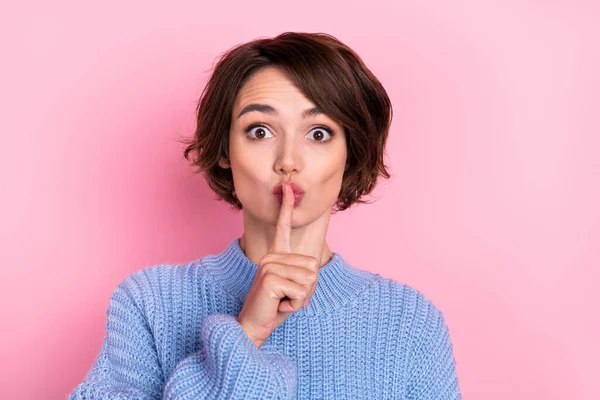 Portrét okouzlující funky dáma zírá kamera kryt ústa s prstem požádat, aby mlčet izolované na růžové barevné pozadí — Stock fotografie