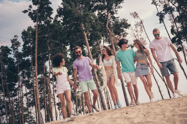 Bild av turist grupp människor möte promenad sand kust samtal bära solglas casual kläder natur sommar kust strand — Stockfoto