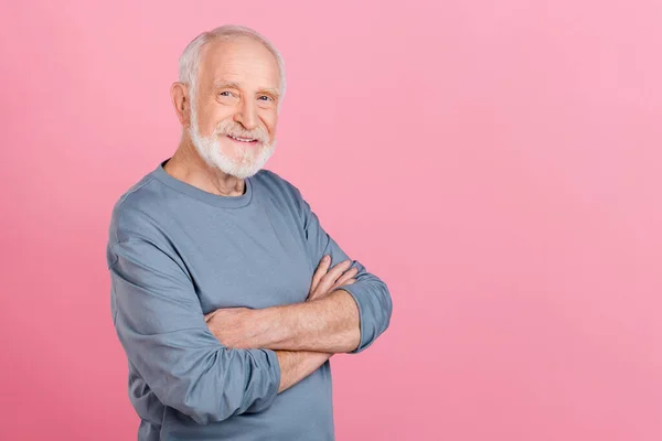 Foto de encantador pensionista confiado vestido gris pulóver brazos plegados espacio vacío aislado color rosa fondo — Foto de Stock