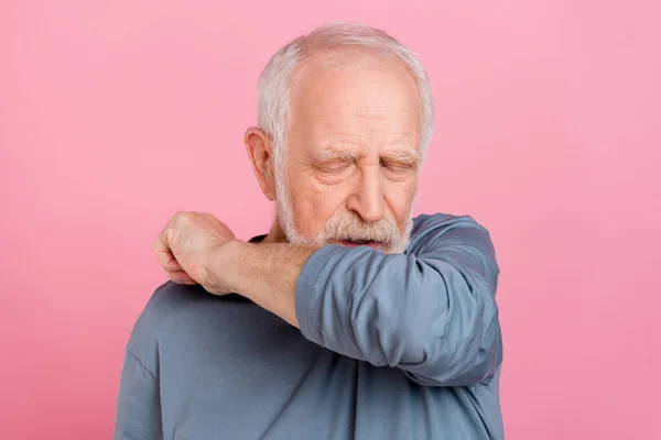 Fotografie špatného starého bílého účes muž kýchnout nosit modré tričko izolované na růžovém pozadí — Stock fotografie