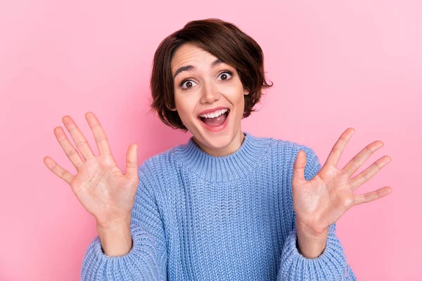Retrato de engraçado positivo senhora mãos palmas demonstrar número dez boca aberta isolado no fundo cor-de-rosa — Fotografia de Stock
