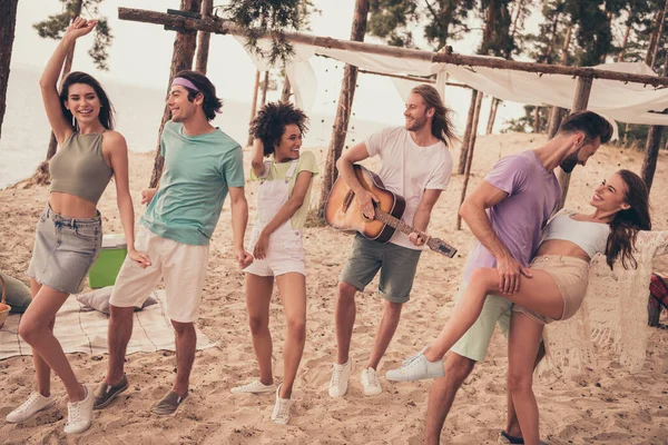 Foto de louco engraçado melhores amigos dança festa homem jogar guitarra desgaste roupas casuais natureza verão praia à beira-mar — Fotografia de Stock