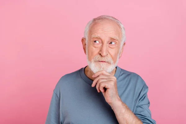 Fénykép a gondolkodás idősebb fehér frizura ember néz promo viselet kék ing elszigetelt rózsaszín szín háttér — Stock Fotó