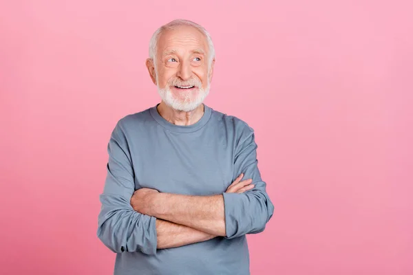 Фото старого сірого чоловіка, що схрестив руки, дивляться рекламний одяг синьої сорочки ізольовано на рожевому кольорі — стокове фото