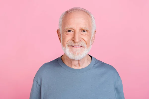 Foto de bonito viejo peinado gris hombre usar camisa azul aislado sobre fondo de color rosa — Foto de Stock