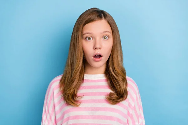 Φωτογραφία του εντυπωσιασμένου μικρού κοριτσιού ματιά κάμερα φορούν ροζ πουκάμισο απομονωμένο σε μπλε φόντο χρώμα — Φωτογραφία Αρχείου
