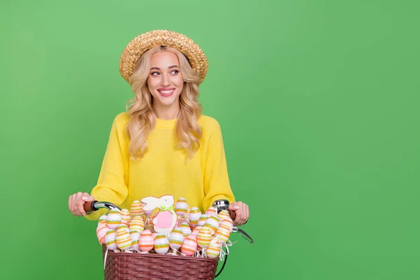 Foto de mujer dulce de ensueño usar suéter amarillo gorra montar bicicleta espacio vacío aislado color verde fondo — Foto de Stock