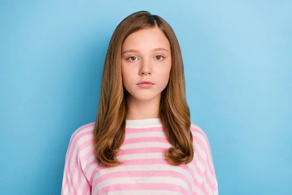 Foto de niña bonita usar camisa blanca aislada sobre fondo de color azul — Foto de Stock