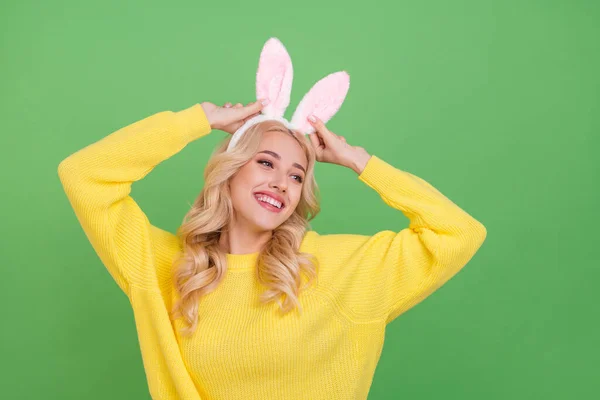 Foto de señora rubia milenaria impresionada look promo desgaste orejas jersey amarillo aislado sobre fondo de color verde —  Fotos de Stock