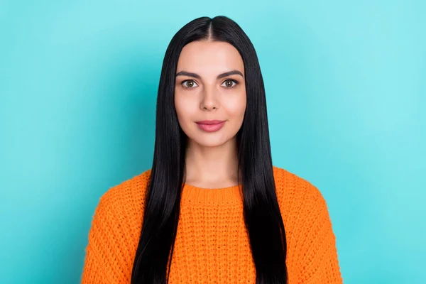 Foto di affascinante adorabile donna indossare maglione arancione sorridente isolato sfondo di colore turchese — Foto Stock