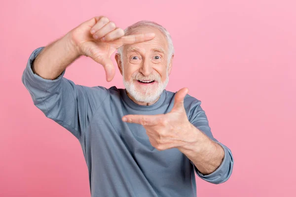 Oldukça komik bir adamın fotoğrafı. Emekli bir adam gri kazak giymiş. Kollarını gösteriyor. — Stok fotoğraf