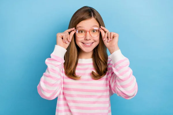 Ritratto di soddisfacente amichevole ragazza mani toccare occhiali sorriso dentato guardare fotocamera isolato su sfondo di colore blu — Foto Stock