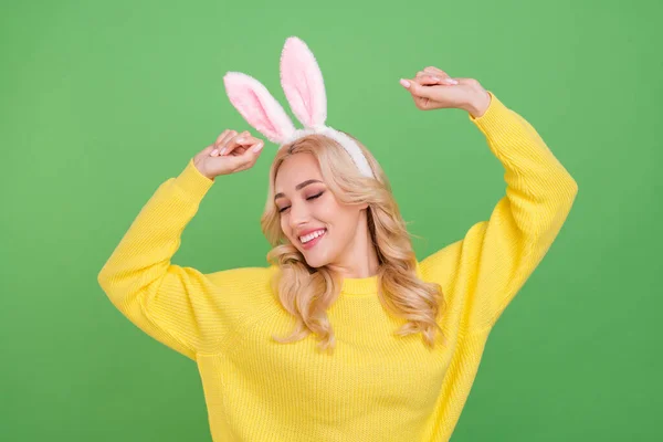 Foto de señora rubia bastante joven danza desgaste orejas jersey amarillo aislado sobre fondo de color verde —  Fotos de Stock