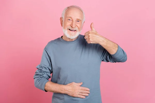 Fotografie funky pěkný chlap důchodce oblečený šedý svetr ukazující palec nahoru izolované růžové barvy pozadí — Stock fotografie