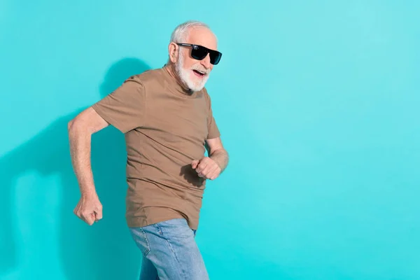 Портрет привабливого веселого сіроволосистого чоловіка, що йде танцювати весело копіювати простір ізольовано на яскраво-блакитному фоні — стокове фото