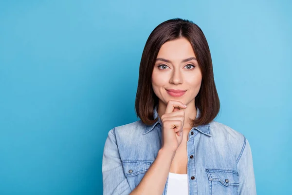 Portret van tevreden minded persoon arm op kin look camera voorstellen geïsoleerd op blauwe kleur achtergrond — Stockfoto