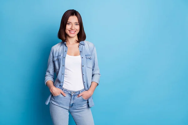Foto de encantadora mulher brilhante usar camisa jeans sorrindo espaço vazio isolado azul cor de fundo — Fotografia de Stock